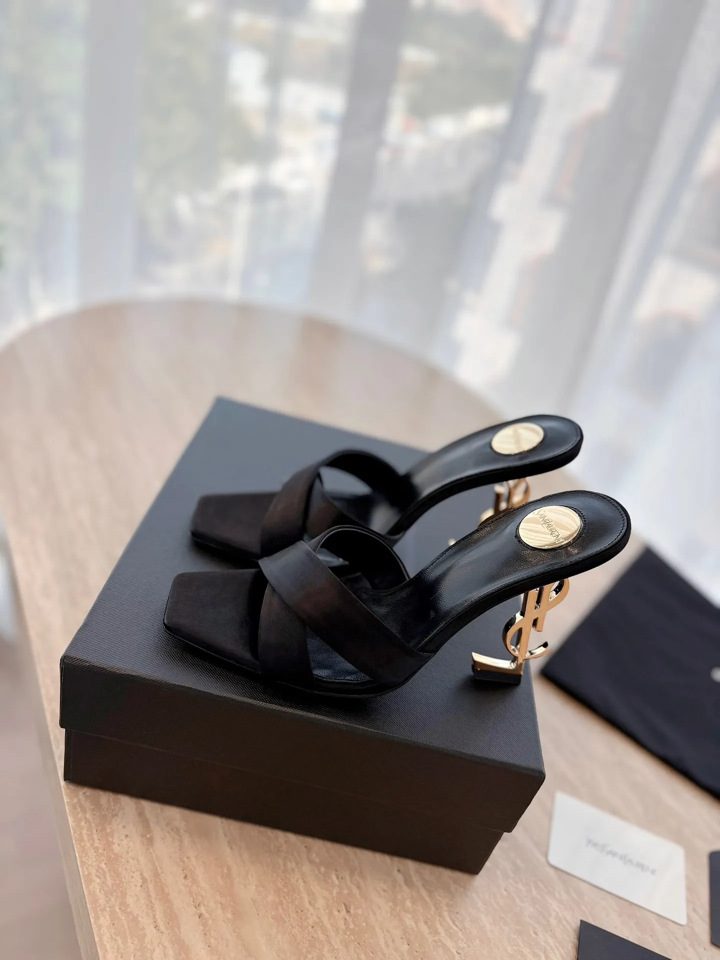 👟👟Ex-factory price 520👟👟 "SAINT LAUREN*" Saint Laurent YSL classic high-heeled shoes and sandals. Only YSL understands women's hearts best and does not accept refutation. It is a super invincible feminine artifact and a must-have for women (z-product full-body customization, own molded hardware accessories, perfect consistency). Compare the differences between pictures and products on the market ✔ Upper: Customized imported calf patent leather ✔Inner lining: imported 🐑 sheepskin ✔Sole: imported genuine leather outsole ✔Heel height: 10.5cm ✔Number of yards: 35-39 (40 can be customized and non-returnable) (Full set of packaging)